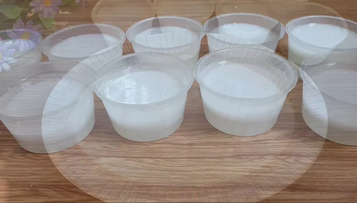 Để thạch rau câu đông cứng trong khoảng 3-4 tiếng.