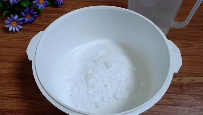Cho đường phèn và rau câu dẻo vào thau, trộn đều.