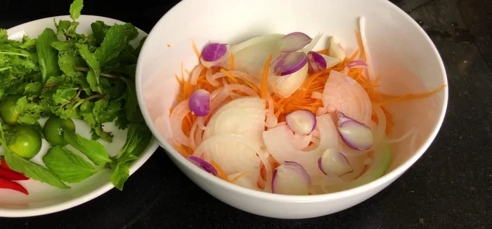 Ướp cà rốt, hành tây, hành tím với 6 muỗng canh giấm, 2 muỗng canh đường. Trộn đều, bọc màng thực phẩm, cho vào ngăn mát tủ lạnh.