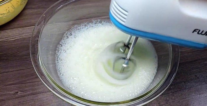 Đánh lòng trắng trứng với 2 muỗng canh đường còn lại đến khi bông cứng (140.519).
