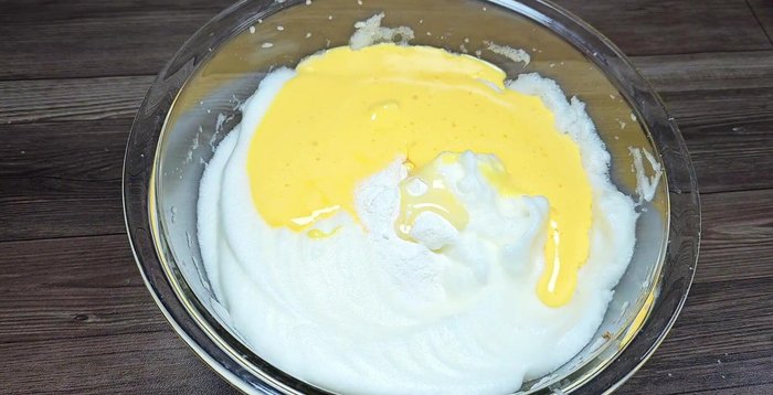 Trộn đều lòng đỏ đã đánh với bột nở, sữa đặc, bơ (186.76).