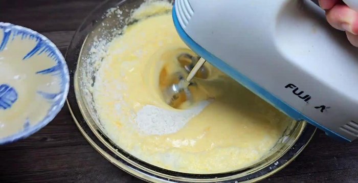 Thêm từ từ bột mì vào hỗn hợp lòng đỏ, đánh đều cho đến khi mịn (211.519).