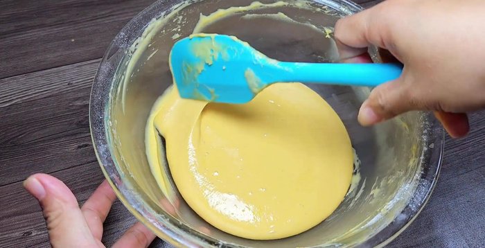 Cho sữa tươi vào hỗn hợp, đánh đều. Để hỗn hợp bột nghỉ 30 phút cho nở (263.639).