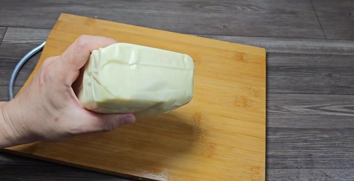 Cắt phô mai thành từng miếng nhỏ (270.68).