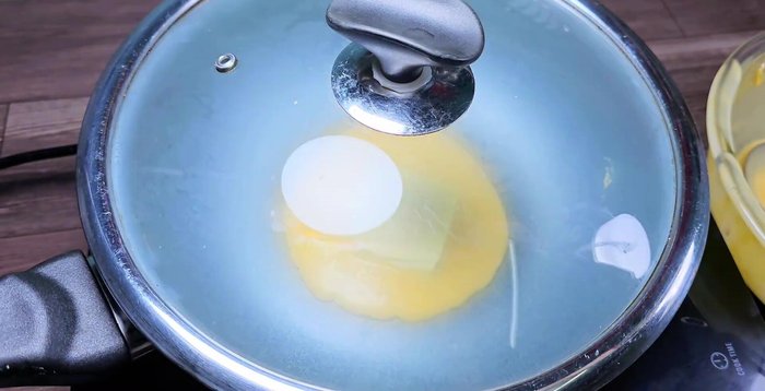 Đặt một miếng phô mai lên mặt bánh, úp phần bánh vừa chín lại, đè nhẹ để hai phần bánh dính vào nhau (337.039).