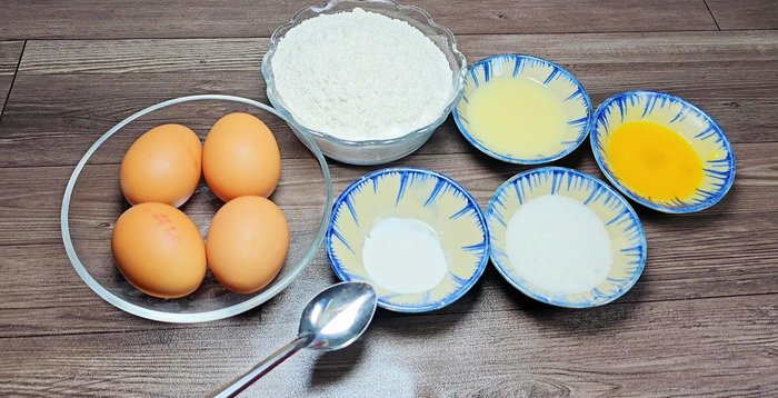 Tách riêng lòng đỏ và lòng trắng trứng. Đánh lòng đỏ với 2 muỗng canh đường đến khi chuyển màu trắng hơi sánh (33.8). Thêm 2 ống vani vào hỗn hợp lòng đỏ (118.799).