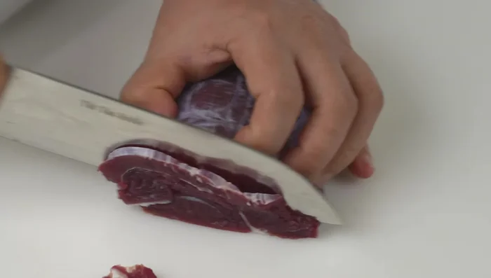 Bắp bò rửa sạch, lọc bỏ mỡ, thái lát mỏng (cho vào tủ lạnh 2 tiếng để dễ thái và đẹp).