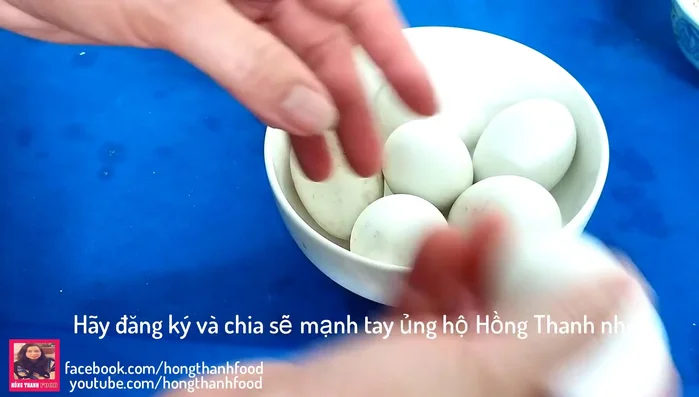 Luộc sơ trứng vịt lộn (khoảng 10 phút) hoặc để sống nếu muốn.