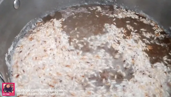 Cho gạo vào nấu chín nhừ.