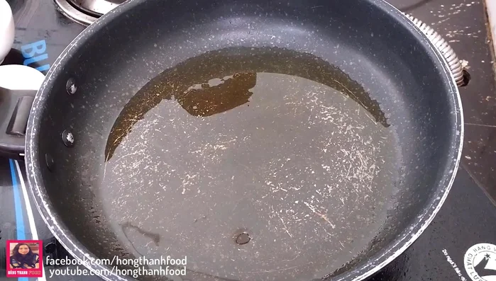 Phi thơm hành tím và hành trắng, cho gạch cua vào phi thơm.