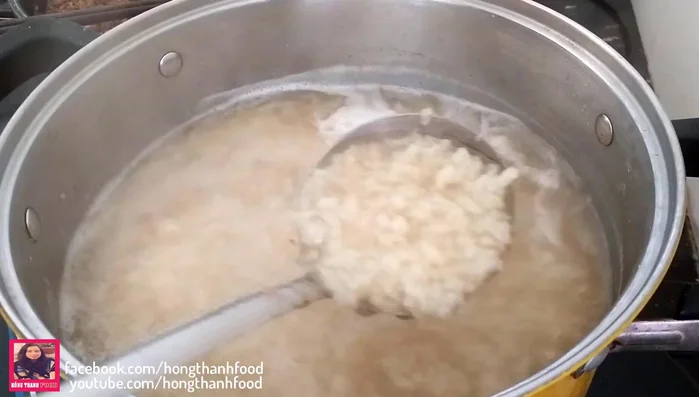 Cho phần gạch cua đã phi thơm vào cháo.
