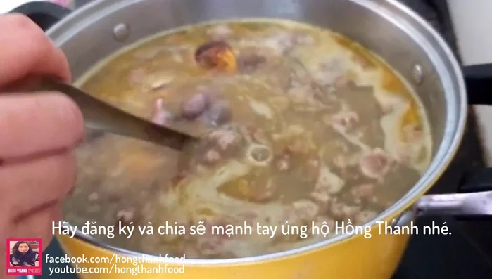 Cho trứng vịt lộn vào cháo, nấu thêm 5 phút cho chín.