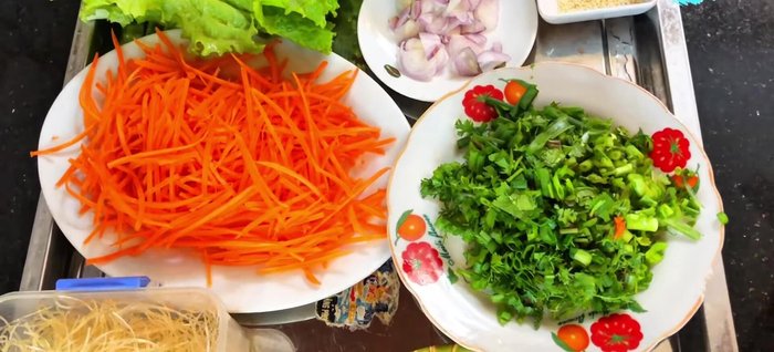 Cho các nguyên liệu đã sơ chế (trừ miến) vào xào.