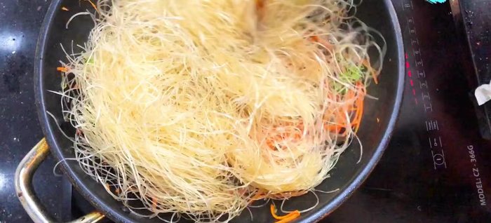 Cho miến đã ngâm mềm vào xào cùng.