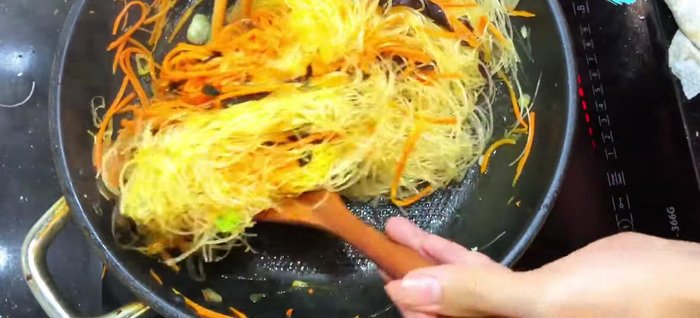 Thêm nước và gia vị, đảo đều.