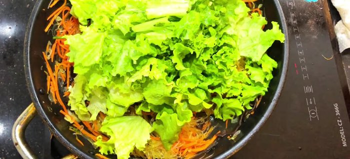 Cho rau sắng vào, xào đến khi chín.