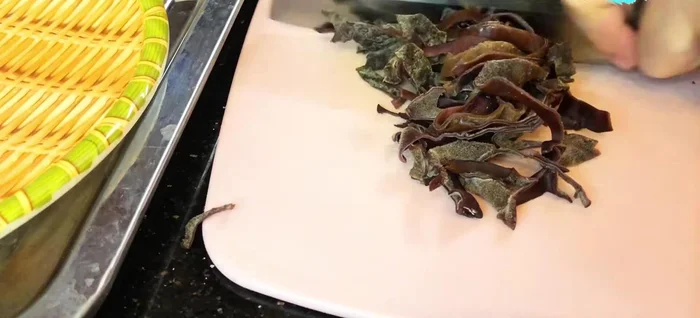 Thái nhỏ và xào chín mộc nhĩ.