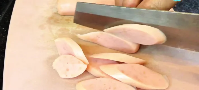 Xúc xích thái lát mỏng.