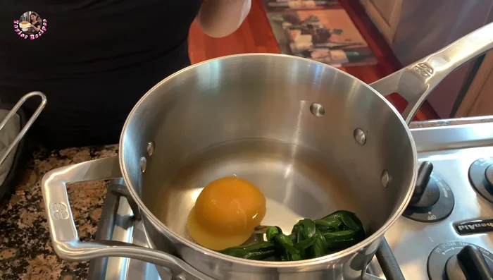 Đun sôi hỗn hợp trên, khuấy đều cho đường tan hết.