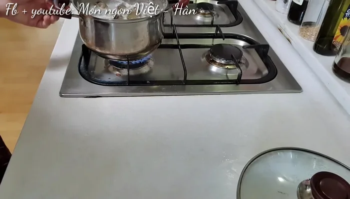 Lọc lấy nước ngao để nấu cháo. Gỡ thịt ngao ra.