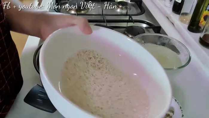 Vo sạch gạo nếp và gạo tẻ, để ráo.
