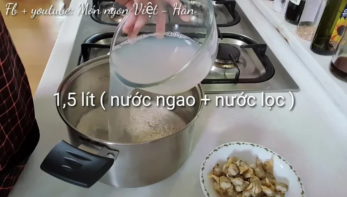 Cho gạo vào nồi, thêm nước ngao (bổ sung nước lọc nếu cần). Đun sôi bằng lửa lớn, sau đó giảm lửa nhỏ, ninh cho cháo nhừ.