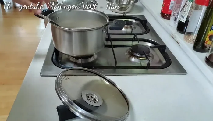 Đảo đều cháo khi nước sôi.