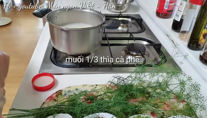 Nêm nếm cháo với muối.