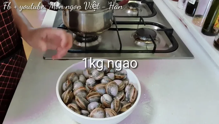Kiểm tra ngao tươi: Ngao sống sẽ tự mở miệng và đóng lại khi chạm nhẹ. Loại bỏ ngao chết.