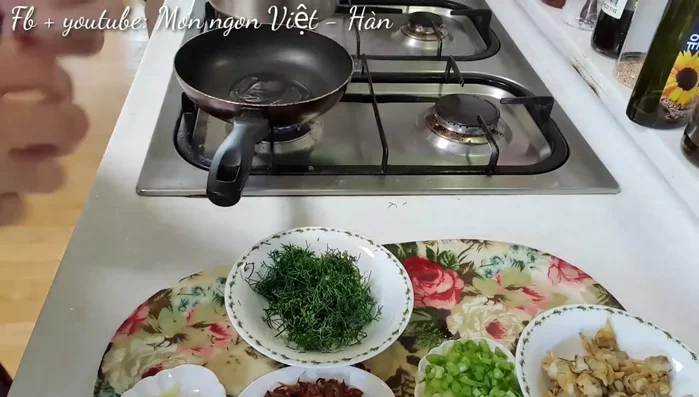 Xào hành lá, gừng, hạt tiêu với dầu ăn.