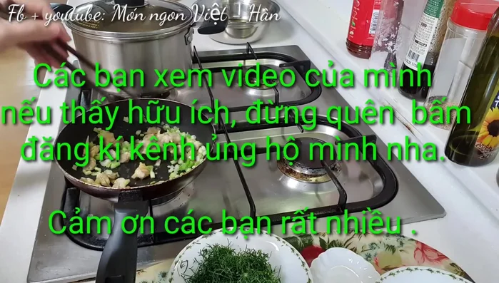 Thêm thịt ngao vào cháo (để lại một ít để trang trí).