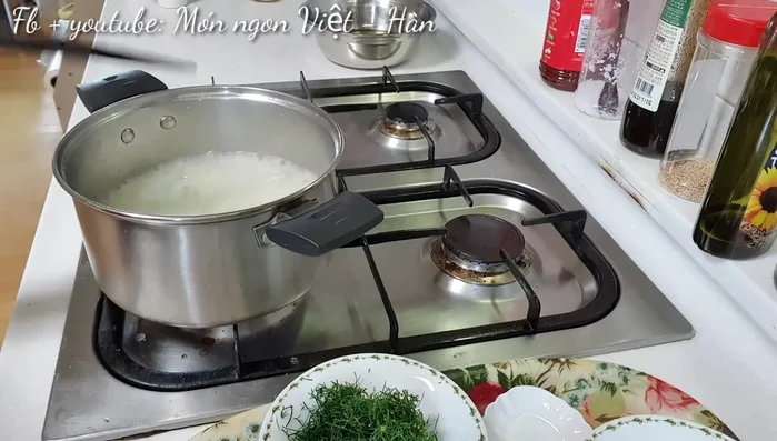 Đun nhỏ lửa thêm thời gian cho cháo ngấm gia vị.