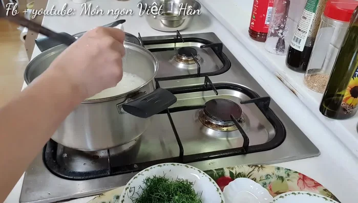 Thêm hành lá, hành phi, gừng đã xào vào cháo.