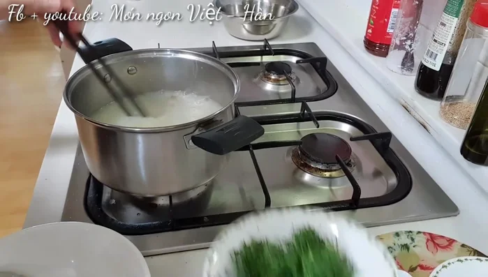 Trộn đều, múc cháo ra bát, thêm hành phi và hạt tiêu lên trên.