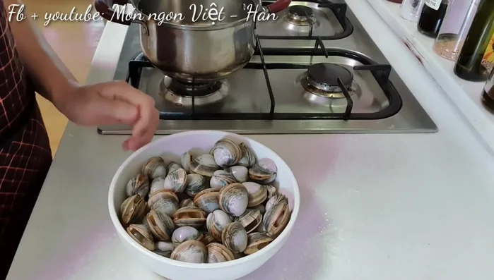 Rửa sạch ngao. Luộc ngao với ít nước hoặc không cần nước, cho đến khi ngao mở miệng hết.