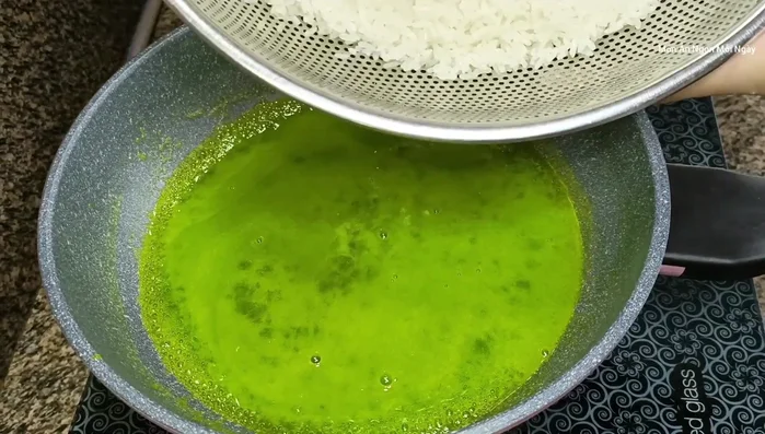 Cho nếp vào hỗn hợp nước cốt dừa đang sôi, khuấy đều và tắt bếp. (194.959)