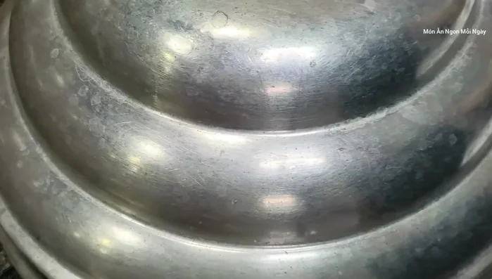 Ủ nếp khoảng 30 phút, mở nắp ra vài lần để hơi nước thoát ra. (271.58)