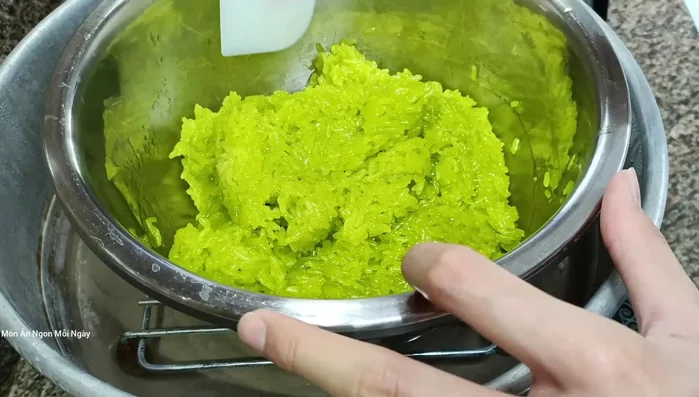 Xới đều nếp, để nguội bớt. (355.56)