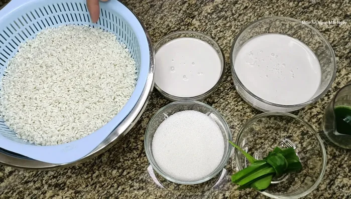 Ngâm nếp với nước (khoảng một lóng tay) và 1 muỗng cà phê muối qua đêm hoặc vài tiếng với nước ấm. (33.239)