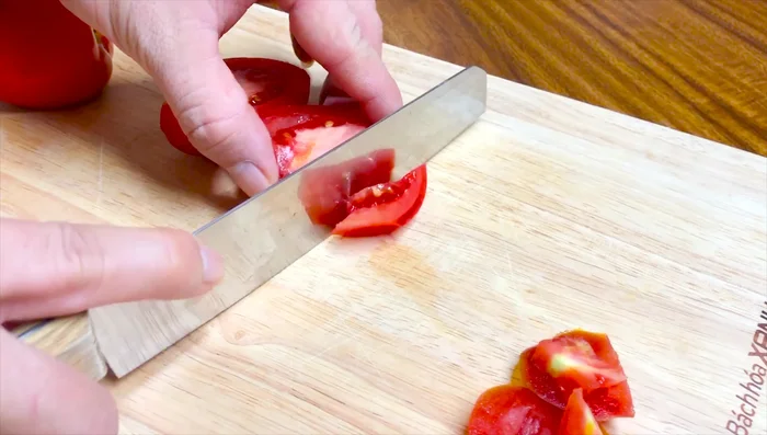 Cắt bỏ cuống cà chua, cắt múi cau.