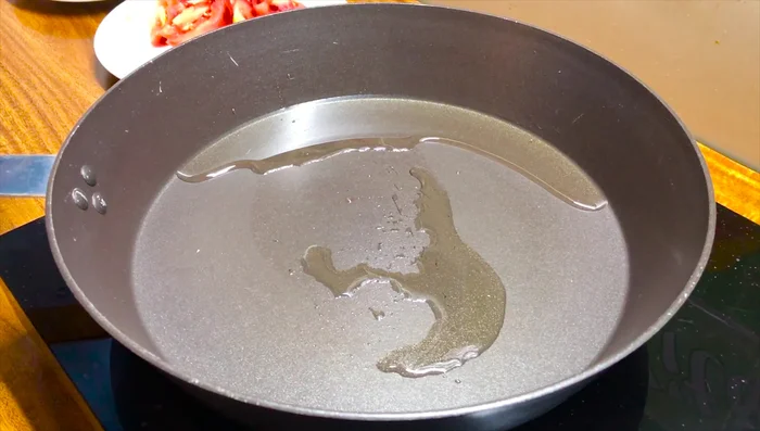 Xào sơ cải thảo với dầu ăn, muối, hạt nêm và bột ngọt cho đến khi cải thảo hơi mềm và xẹp xuống.