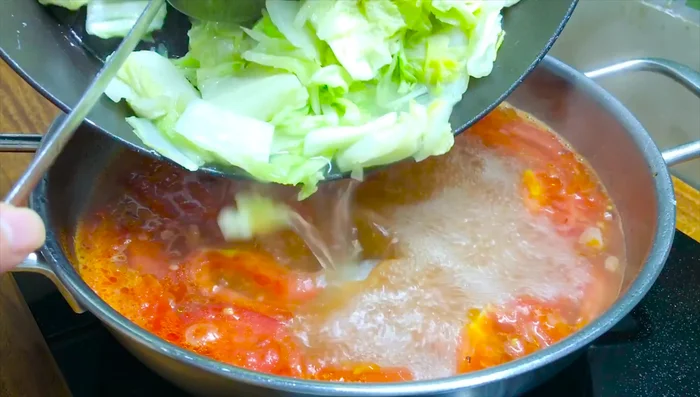 Đun sôi nước, cho cải thảo đã xào vào.