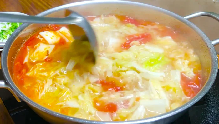 Đun sôi lại khoảng 45 giây - 1 phút cho cải thảo chín.