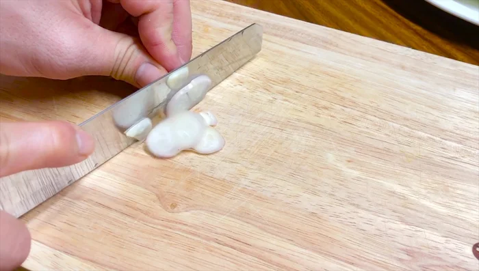 Cắt nhỏ hành tím, thái mỏng.