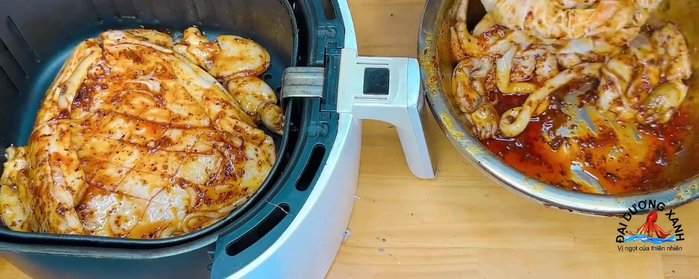 Nướng mực: Cho mực vào nồi chiên không dầu, nướng ở 200 độ C trong khoảng 10 phút, sau đó trở mặt và nướng thêm 3 phút cho mực chín và khô.