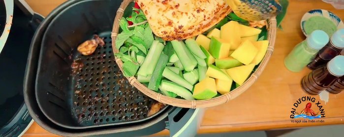 Nướng đầu mực: Gấp đầu mực lại và nướng ở 200 độ C khoảng 7-8 phút, trở mặt và nướng thêm 3 phút.