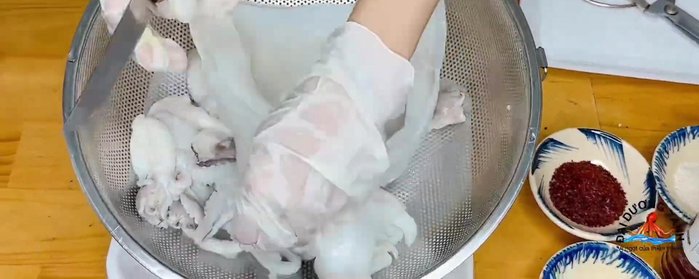 Sơ chế mực: Khứa nhẹ mực, lấy túi mực và mắt mực ra. Mực baby để nguyên.