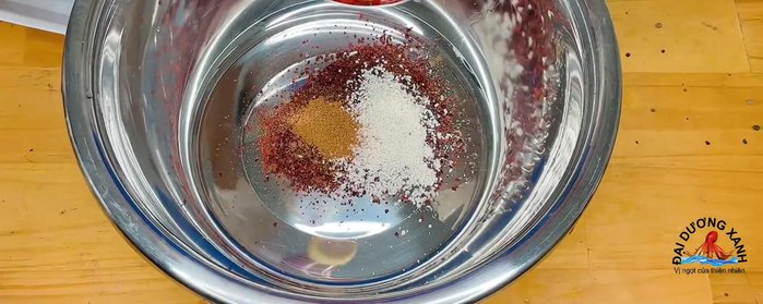 Ướp mực: Trộn đều mực với ớt Hàn Quốc, hạt nêm, nước mắm, ngũ vị hương và sa tế. Ướp khoảng 10 phút cho mực thấm gia vị.