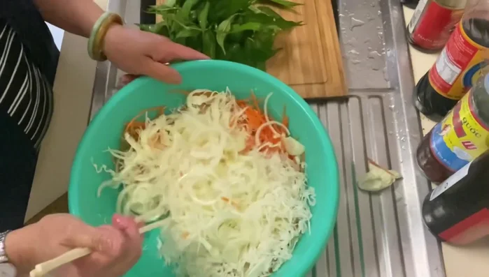 Trộn đều gỏi gà và nêm nếm gia vị cho vừa miệng.