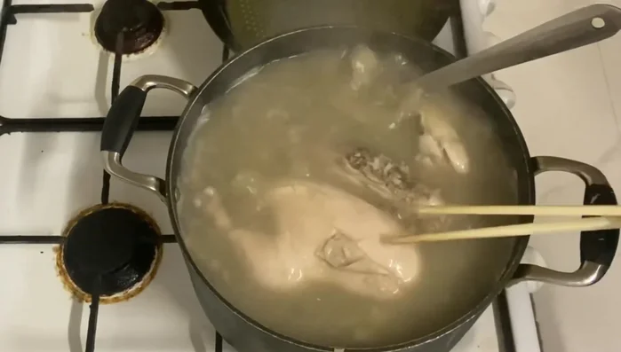 Cho gà đã nấu chín vào cháo, khuấy đều.